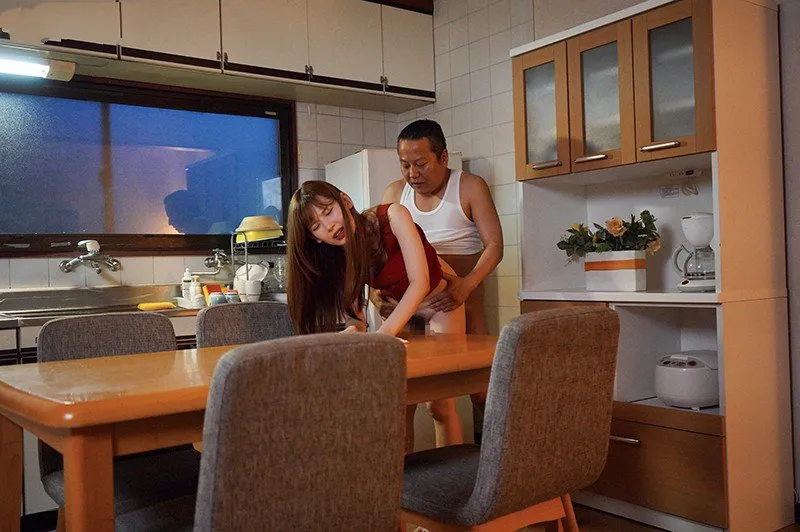 Bé con bị chồng mới của mẹ trả bài mỗi ngày, cho dù đã có người yêu