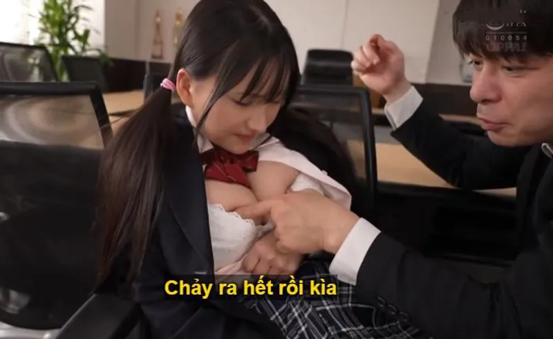 Ba năm trời, thầy giáo rèn luyện cô học trò ngực xinh thành "hũ đựng tinh"
